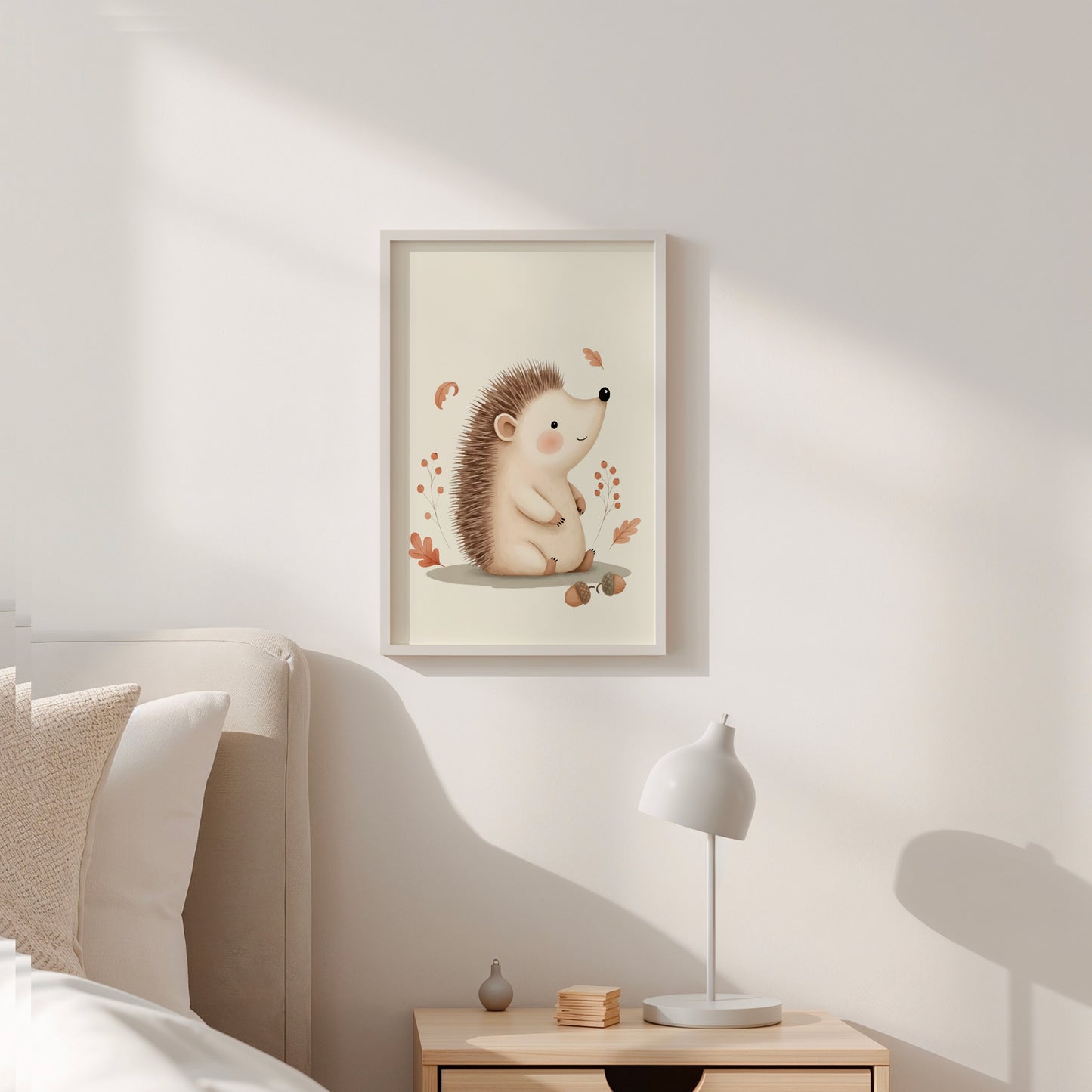Poster illustrato con riccio e piccoli elementi autunnali, appeso in una cameretta per bambini dai toni chiari e naturali. Decorazione delicata dai colori caldi, ideale per la stanza dei più piccoli.