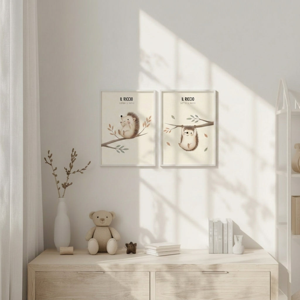 Coppia di poster illustrati con riccio sopra e sotto un ramo, appesi in una cameretta per bambini luminosa dai toni chiari e naturali.