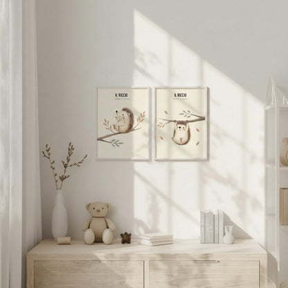 Coppia di poster illustrati con riccio sopra e sotto un ramo, appesi in una cameretta per bambini luminosa dai toni chiari e naturali.