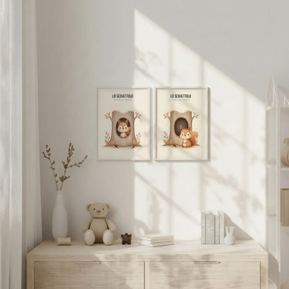 Coppia di poster illustrati con scoiattolo dentro e fuori dal tronco, appesi in una cameretta per bambini luminosa dai toni chiari e naturali.