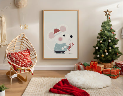 Poster natalizio con topino bianco in maglione verde e cappellino rosso, esposto in una cameretta decorata per Natale con albero, regali e sedia in rattan.
