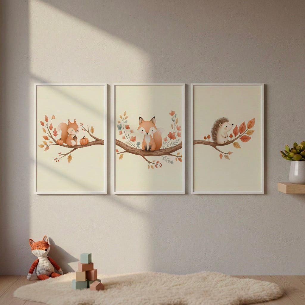 Trittico di poster illustrati con scoiattolo, volpe e riccio su un ramo autunnale continuo, appeso in una cameretta per bambini dai toni chiari e naturali.
