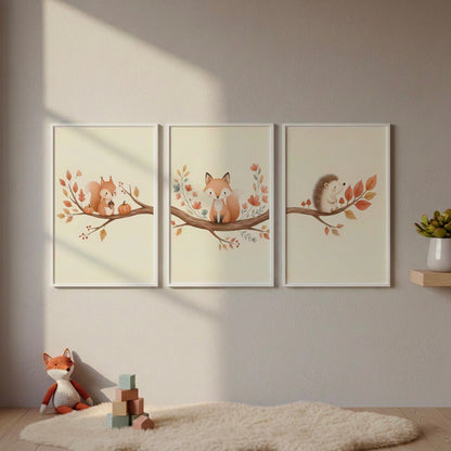 Trittico di poster illustrati con scoiattolo, volpe e riccio su un ramo autunnale continuo, appeso in una cameretta per bambini dai toni chiari e naturali.